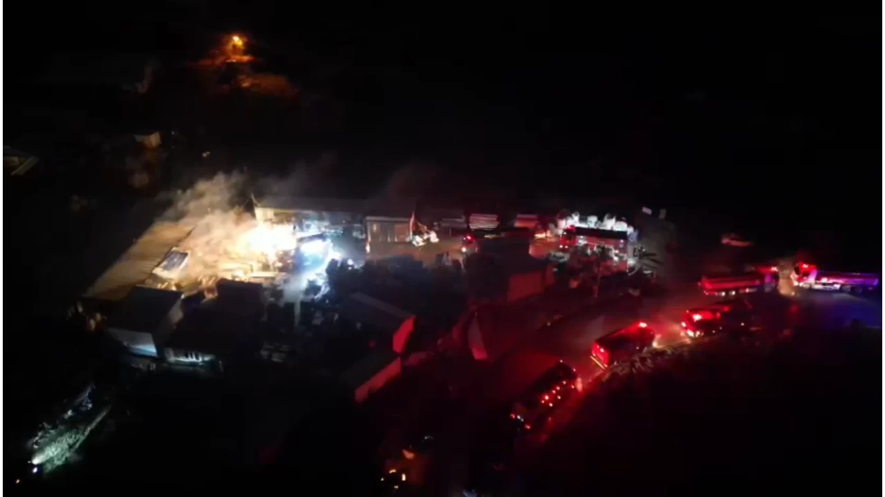 Gebze'de palet fabrikasında yangın! 2 saatte söndürüldü