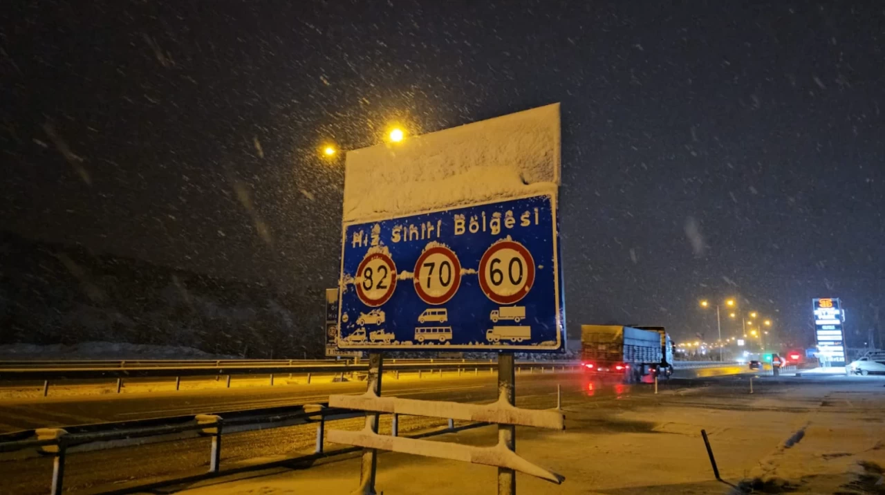 Çorum'un Samsun-Ankara kara yolunda kar yağışı etkisini gösteriyor