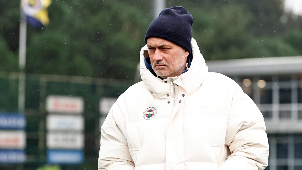 Fenerbahçe UEFA Avrupa Ligi’nde oynayacağı Anderlecht maçı öncesi Jose Mourinho yönetiminde kampa girdi!