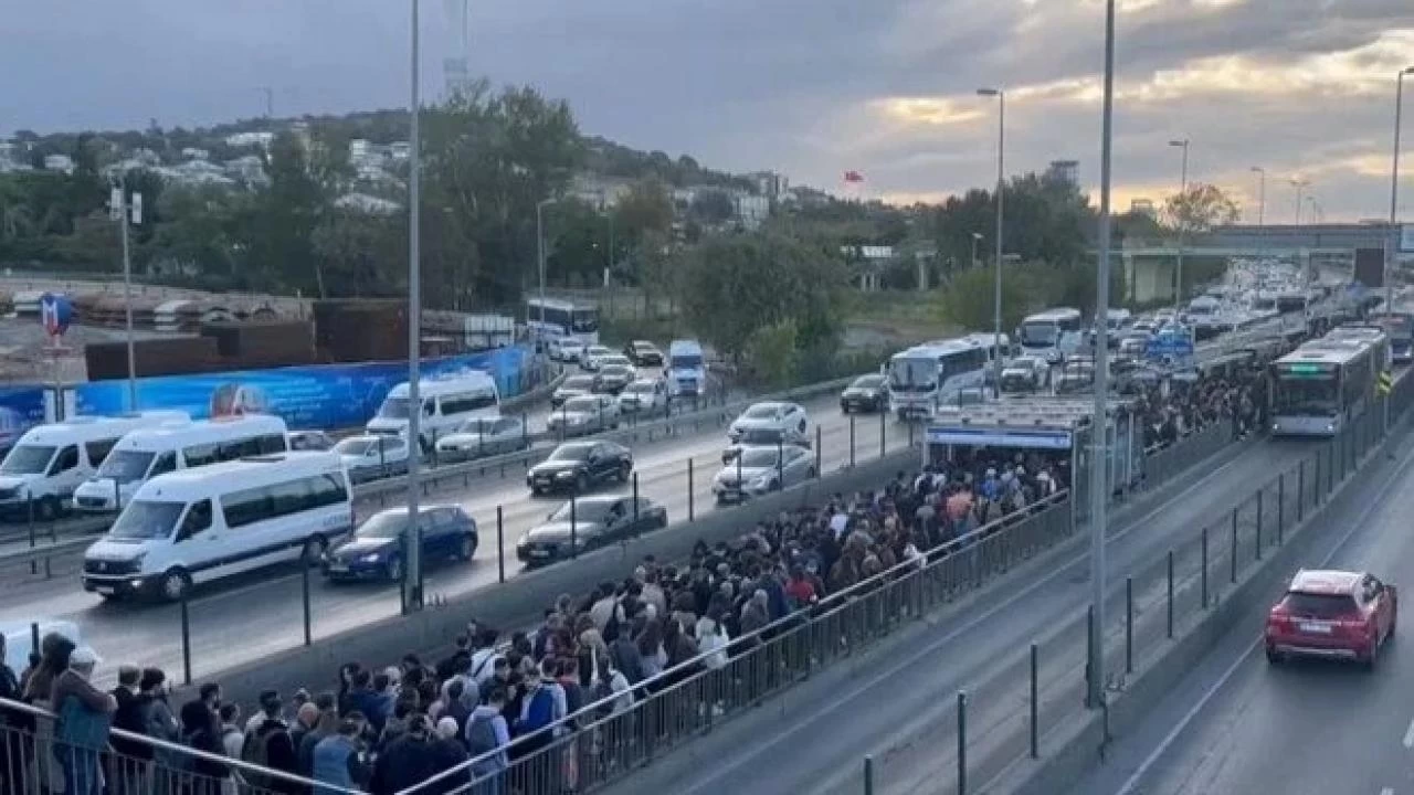 İstanbul'da arızalanan metrobüs yoğunluğa neden oldu