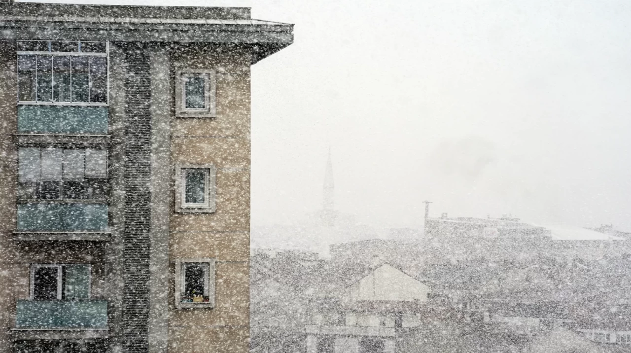 Kar yağışı İstanbul'un belirli noktalarında yoğunlaşarak etkisini güçlendirdi!