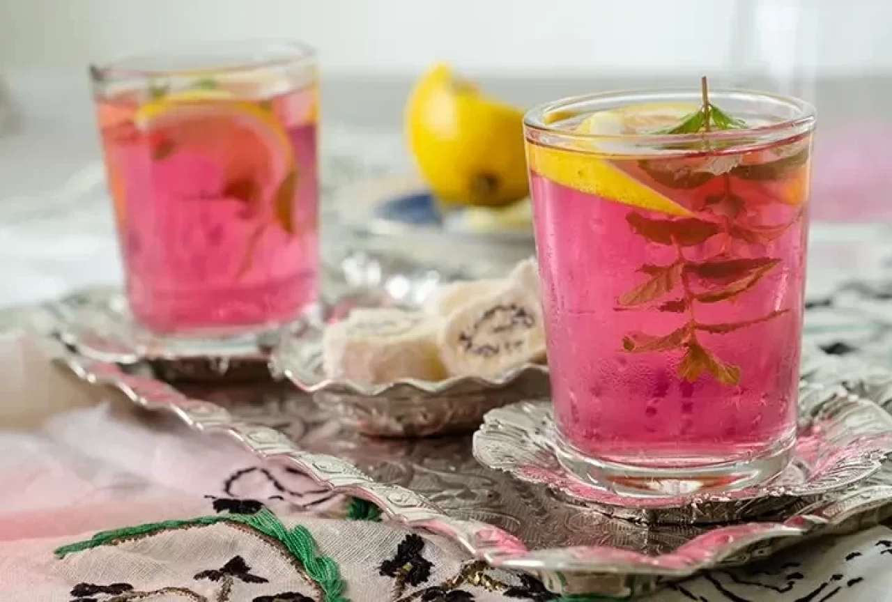 Hibiskus Şerbeti Tarifi: Ferahlatıcı ve Şifalı İçecek