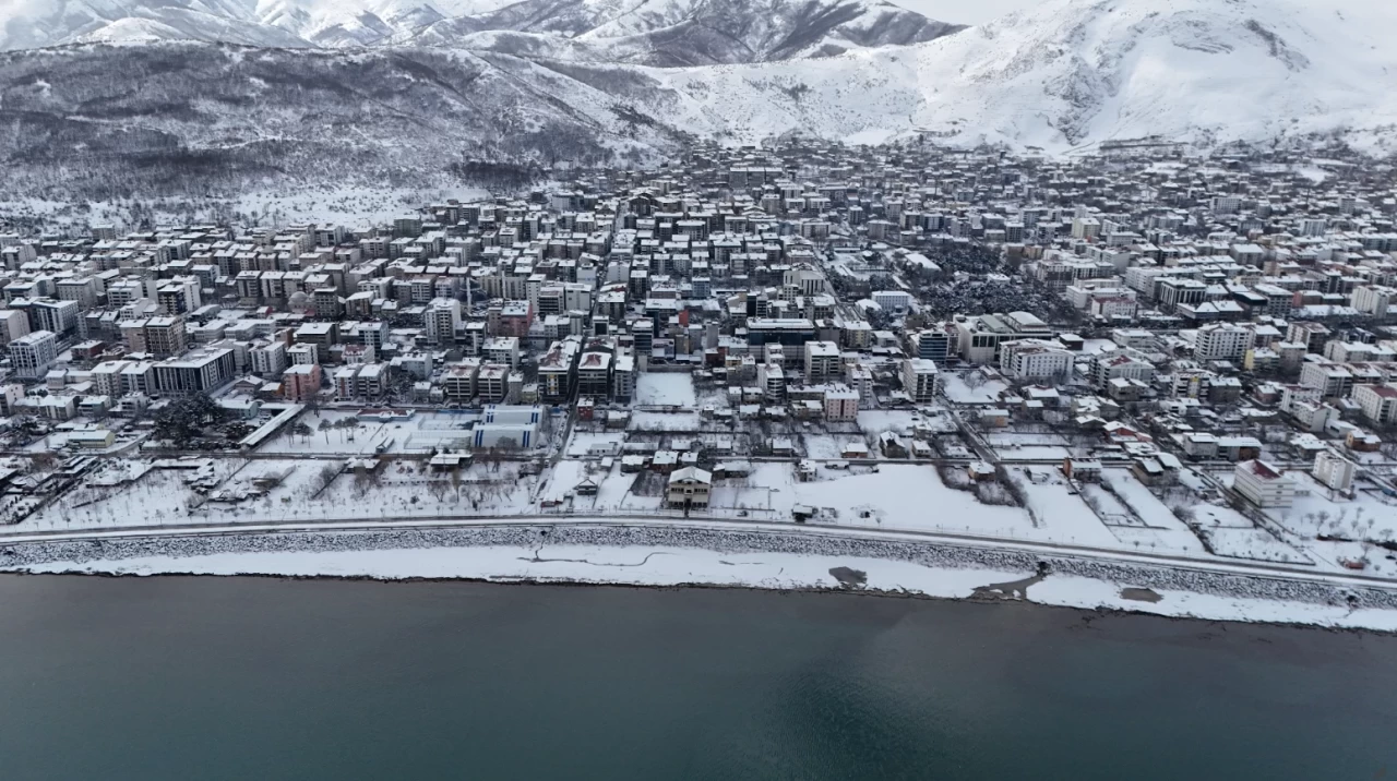 Bitlis'in Tatvan ilçesi, bembeyaz örtüyle kaplandı!