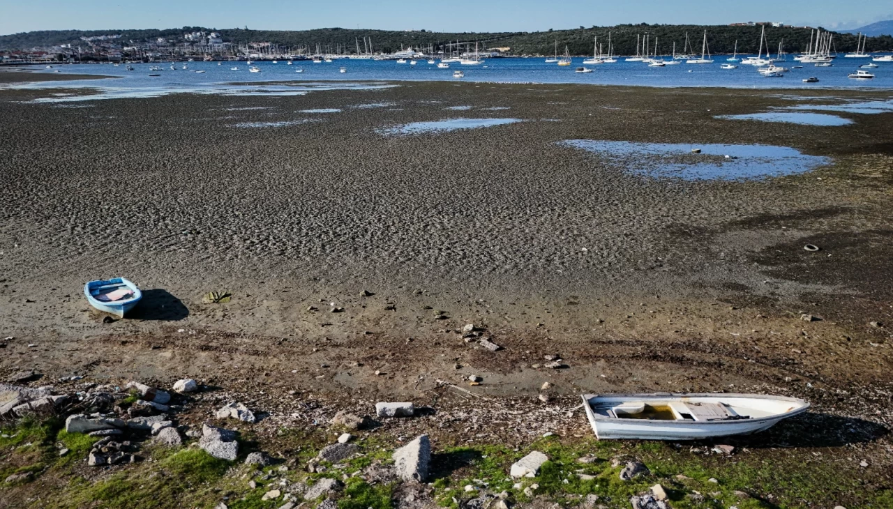 Seferihisar'da deniz suyu çekildi, balıkçı tekneleri karaya oturdu