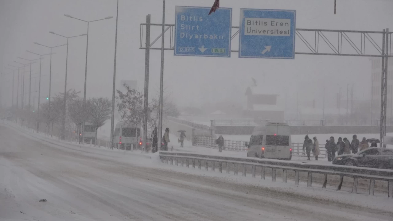 Bitlis'te kar yağışından dolayı 111 köy yolu ulaşıma kapandı