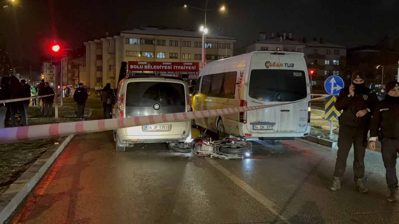 Bolu'da minibüsün altında kalan motosiklet sürücüsü hayatını kaybetti