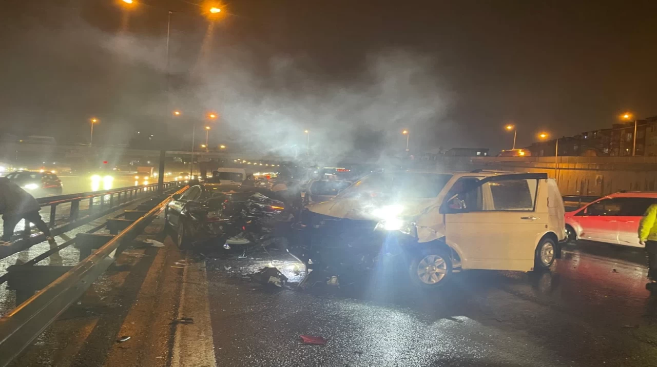 İstanbul'da zincirleme kaza: 2 yaralı