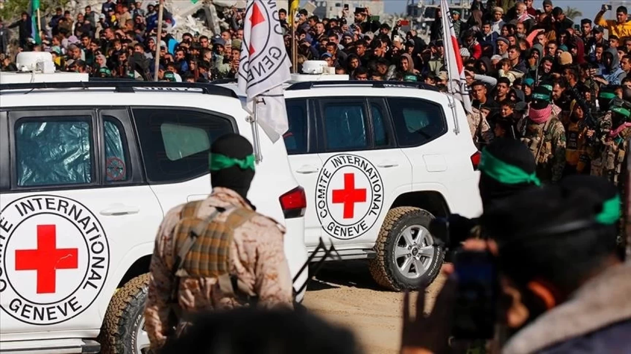 Hamas, Gazze'de 6 İsrailli esiri daha Kızılhaç'a teslim etti