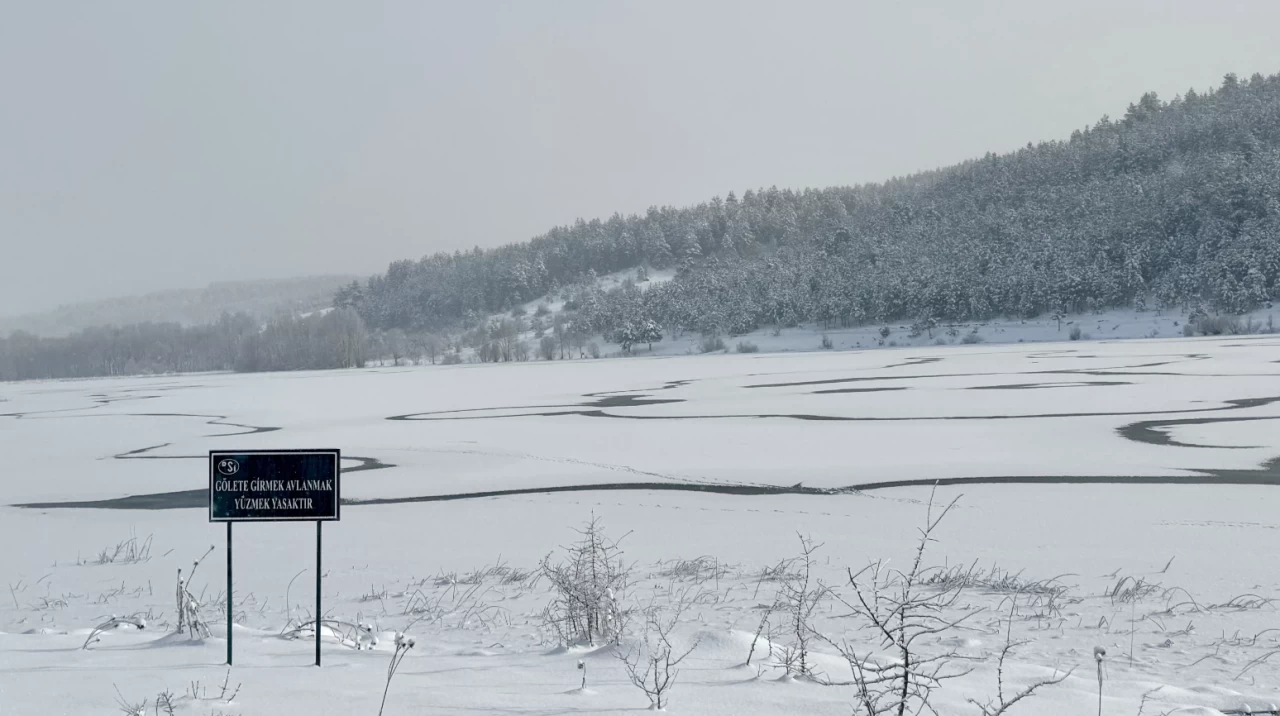 Karabük'te kışın etkisi: Sert soğuklar göletleri buzla kapladı!