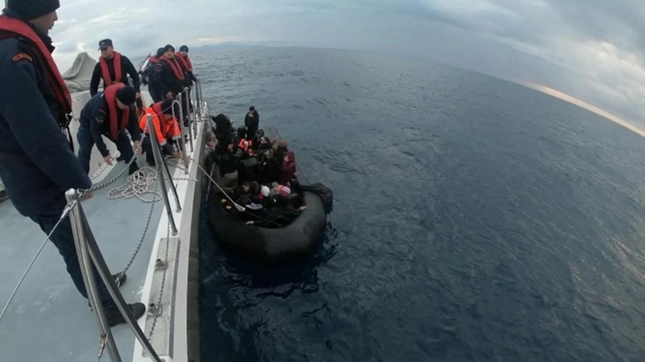 İzmir'de 35 düzensiz göçmen kurtarıldı