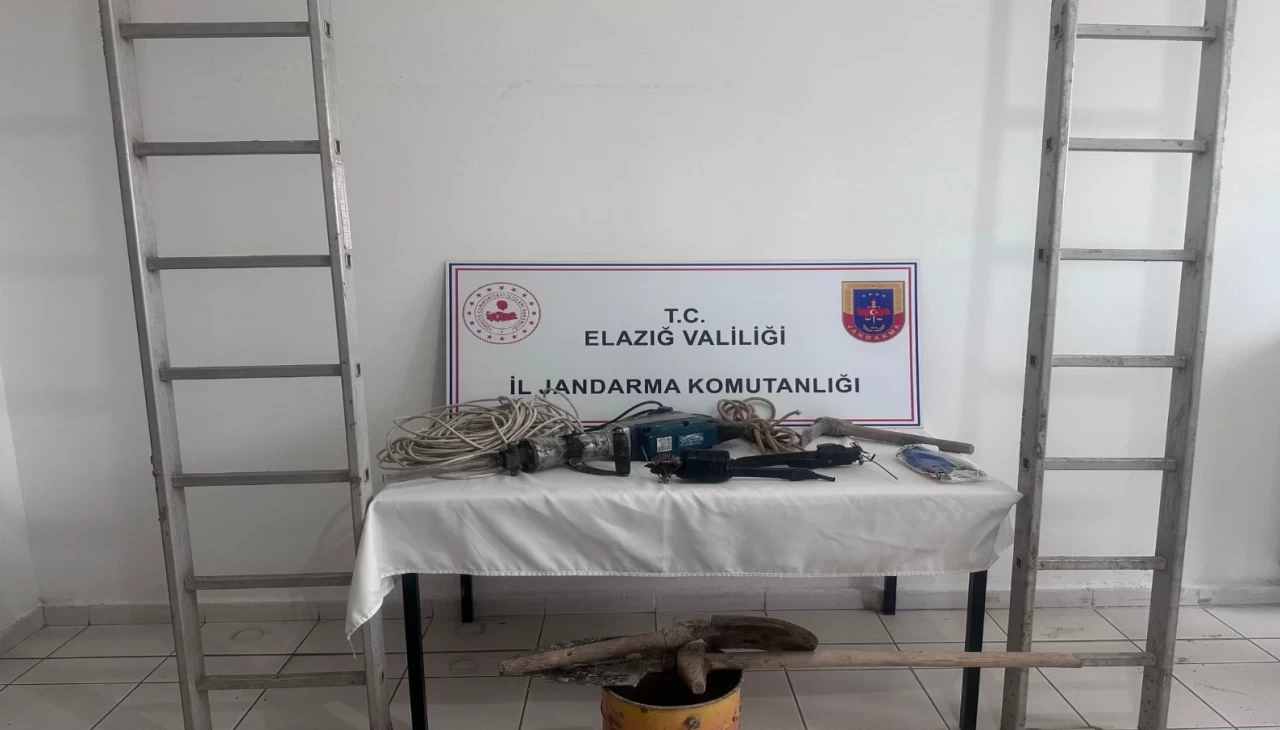 Elazığ'da kaçak kazı yaparken suçüstü yakalanan 3 şahıs gözaltına alındı