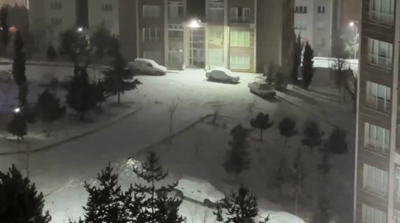 Başkent beyaza büründü