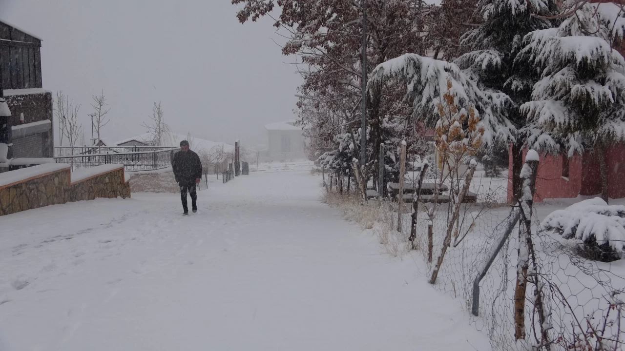 Van'da kar esareti: Uçak seferleri iptal oldu, 555 yerleşim yerine ulaşım sağlanamıyor
