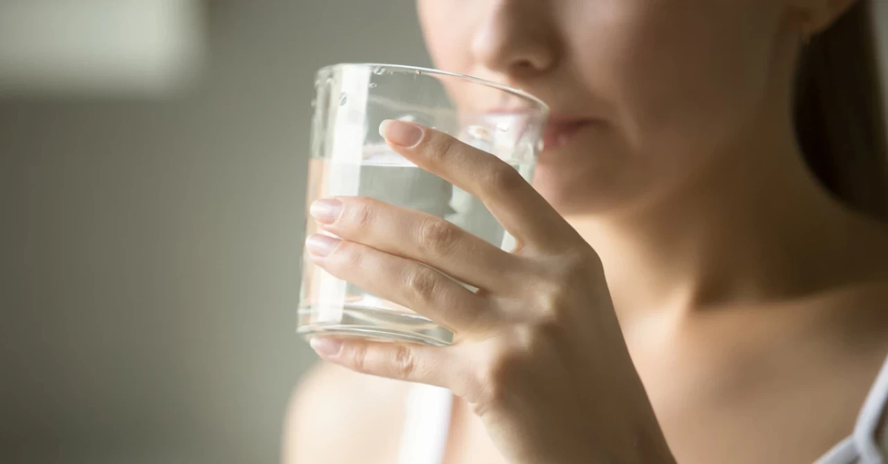 Su içerken yapılan 10 yanlış alışkanlık: Sağlığınızı tehdit ediyor!