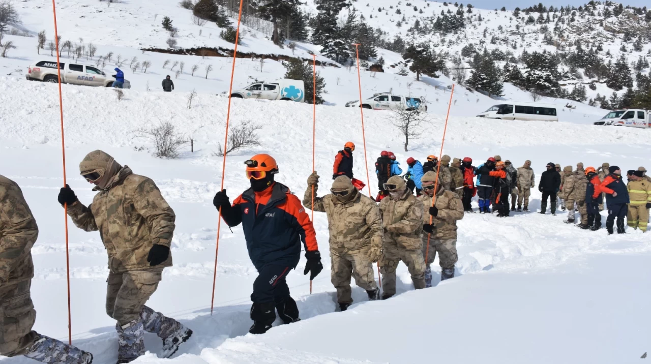 Gümüşhane'de çığda arama kurtarma tatbikatı: Senaryo gereği 2 kişi çığ altında kaldı