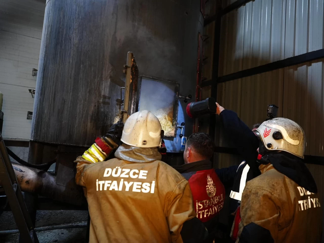 Düzce'de kereste fabrikasında yangın: 2 işçi dumandan etkilendi