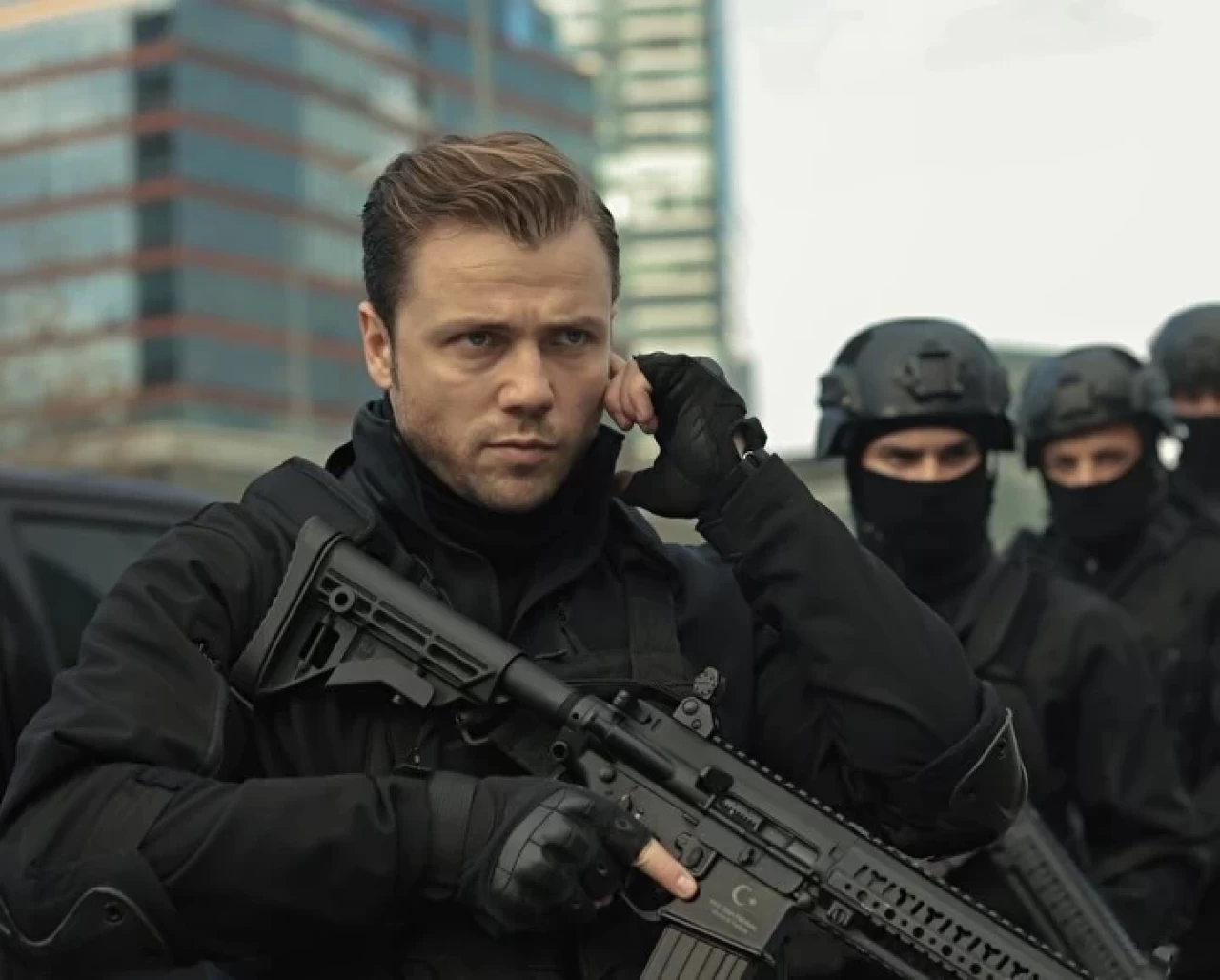 Hayranlarını korkuttu! Set yolunda Tolga Sarıtaş kaza geçirdi