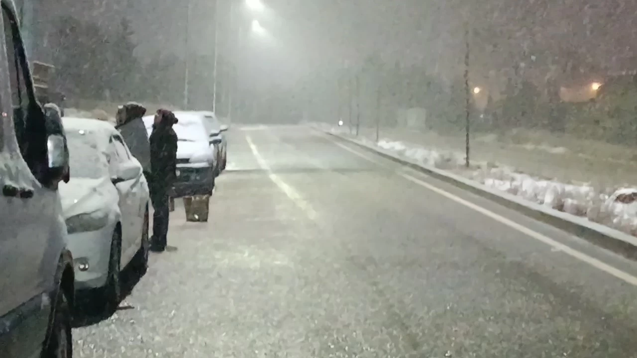 Gaziantep'te akşam saatlerinde başlayan kar yağışı şehri beyaza bürüdü