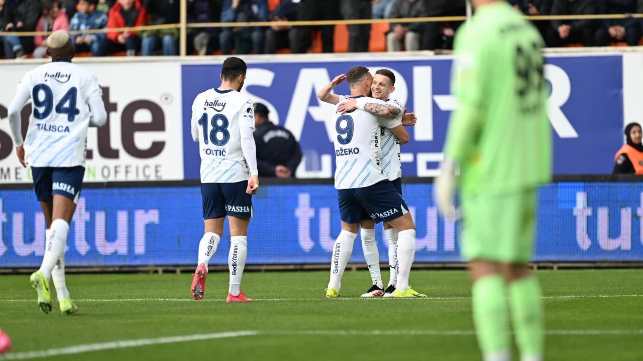 Fenerbahçe,  Szymanski’nin golüyle Süper Lig tarihine geçti: 4000 gole ulaşan ilk takım!