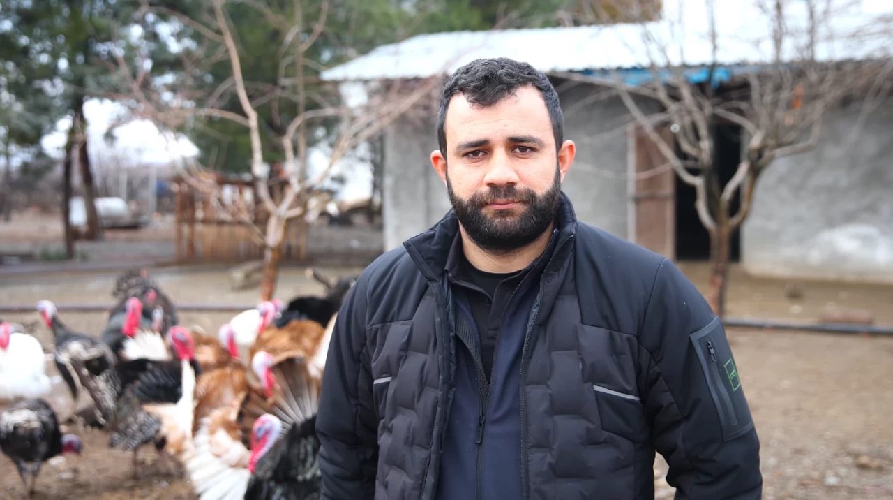 İş yerinin bahçesinden kaçan deve kuşunun bulunmasını bekliyor