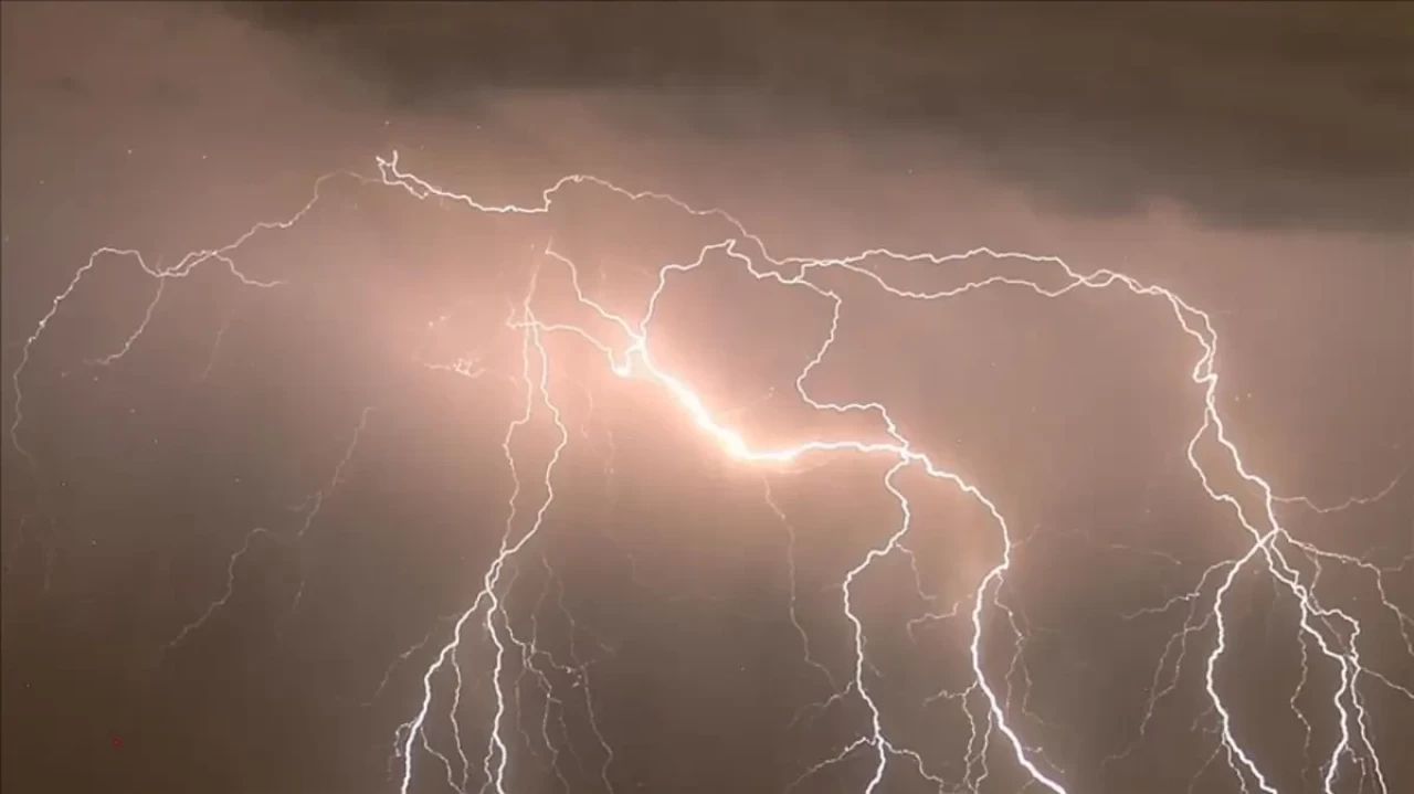 Küçükçekmece'de bir binanın çatısına yıldırım düştü: 1 kişi yaralandı, 5 araç hasar gördü