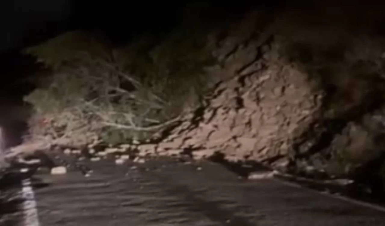 Kastamonu’da heyelan: Cide-Doğanyurt yolu ulaşıma kapandı