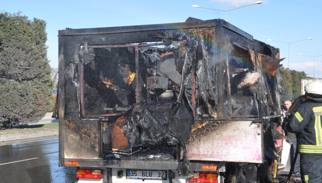 Manisa'da seyir halindeki kamyonet alev aldı