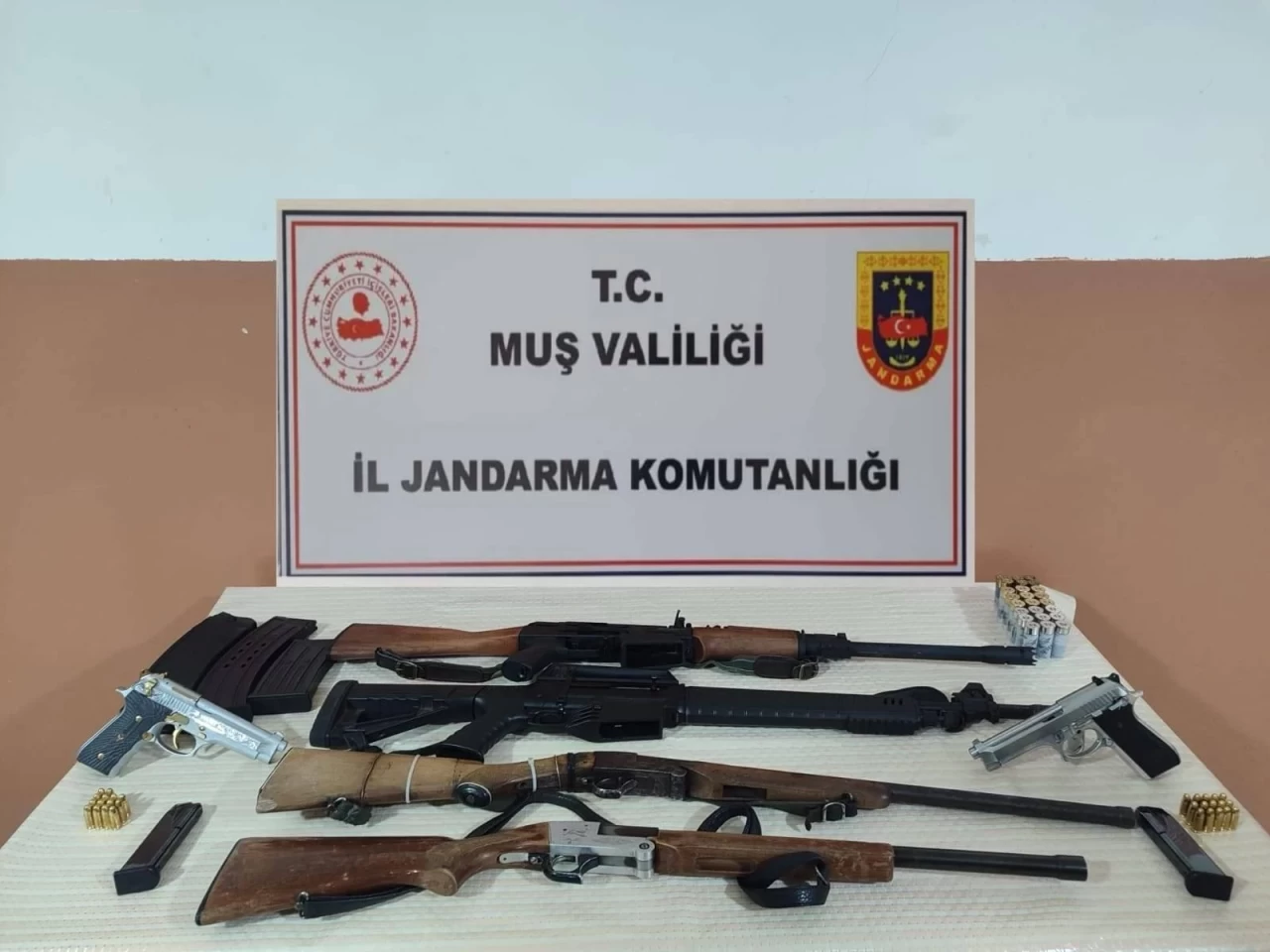 Muş'ta jandarma operasyonunda 199 kişi yakalandı: Tütün, silah ve uyuşturucu ele geçirildi