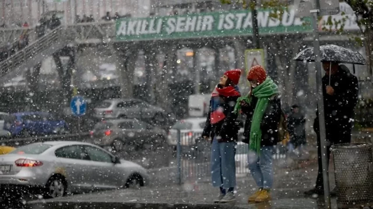 İstanbul'da kar yağışı toplu ulaşım ve trafiği kilitledi