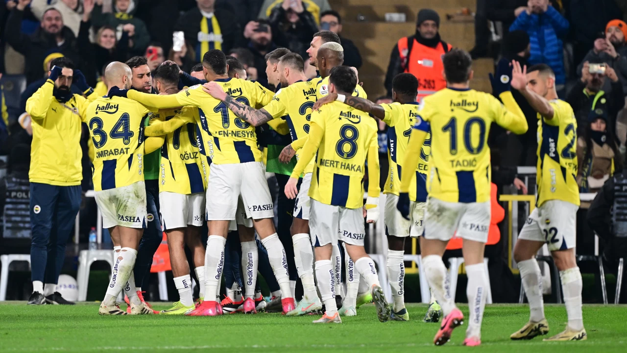 Süper Lig'de Fenerbahçe Kasımpaşa'yı evinde 3 golle geçti | Fenerbahçe 3 Kasımpaşa 1 maç sonucu