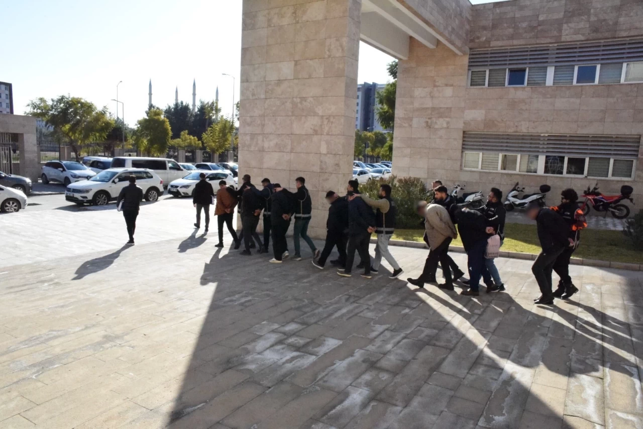 Antalya'da 92 milyon TL'lik vurgun operasyonu: 8 şüpheliden 7'si tutuklandı