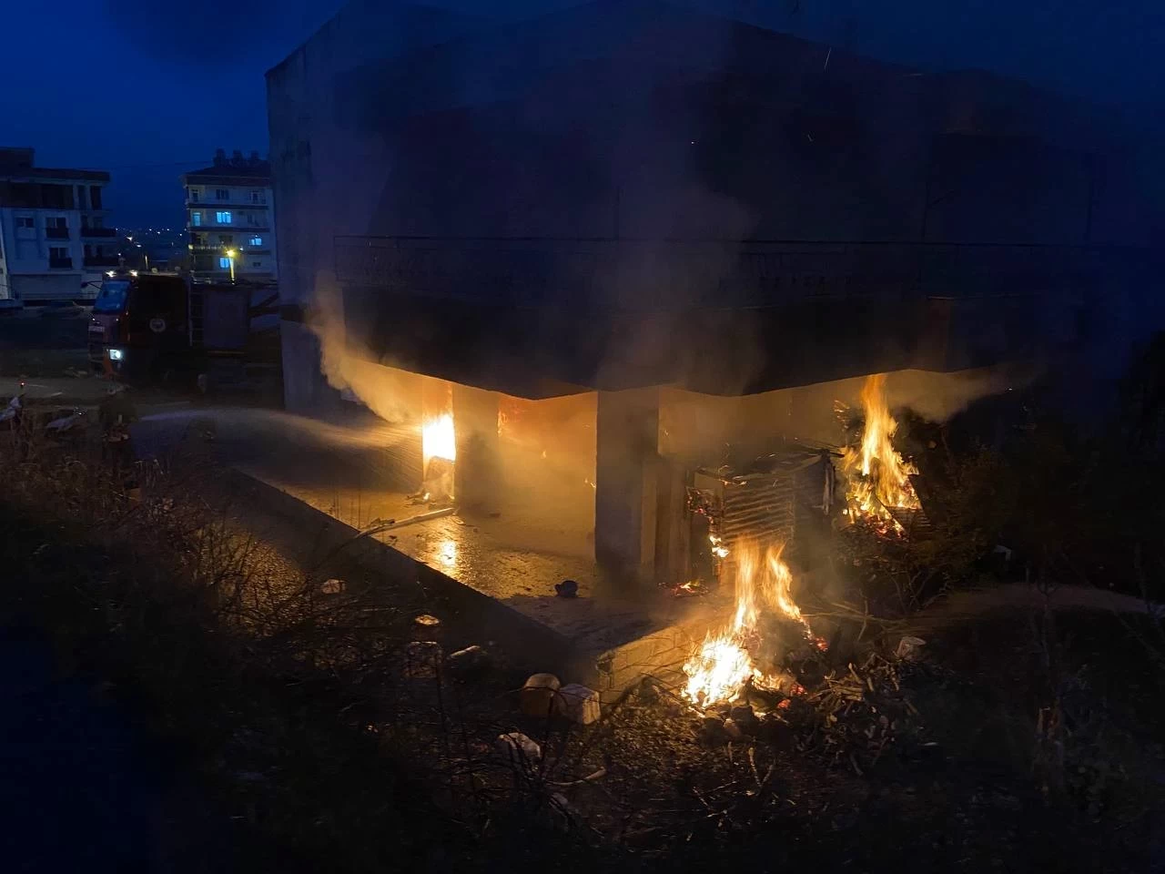 Antalya'da yaşadığı evi ateşe verip ekiplere zorluk çıkartan kişi gözaltına alındı