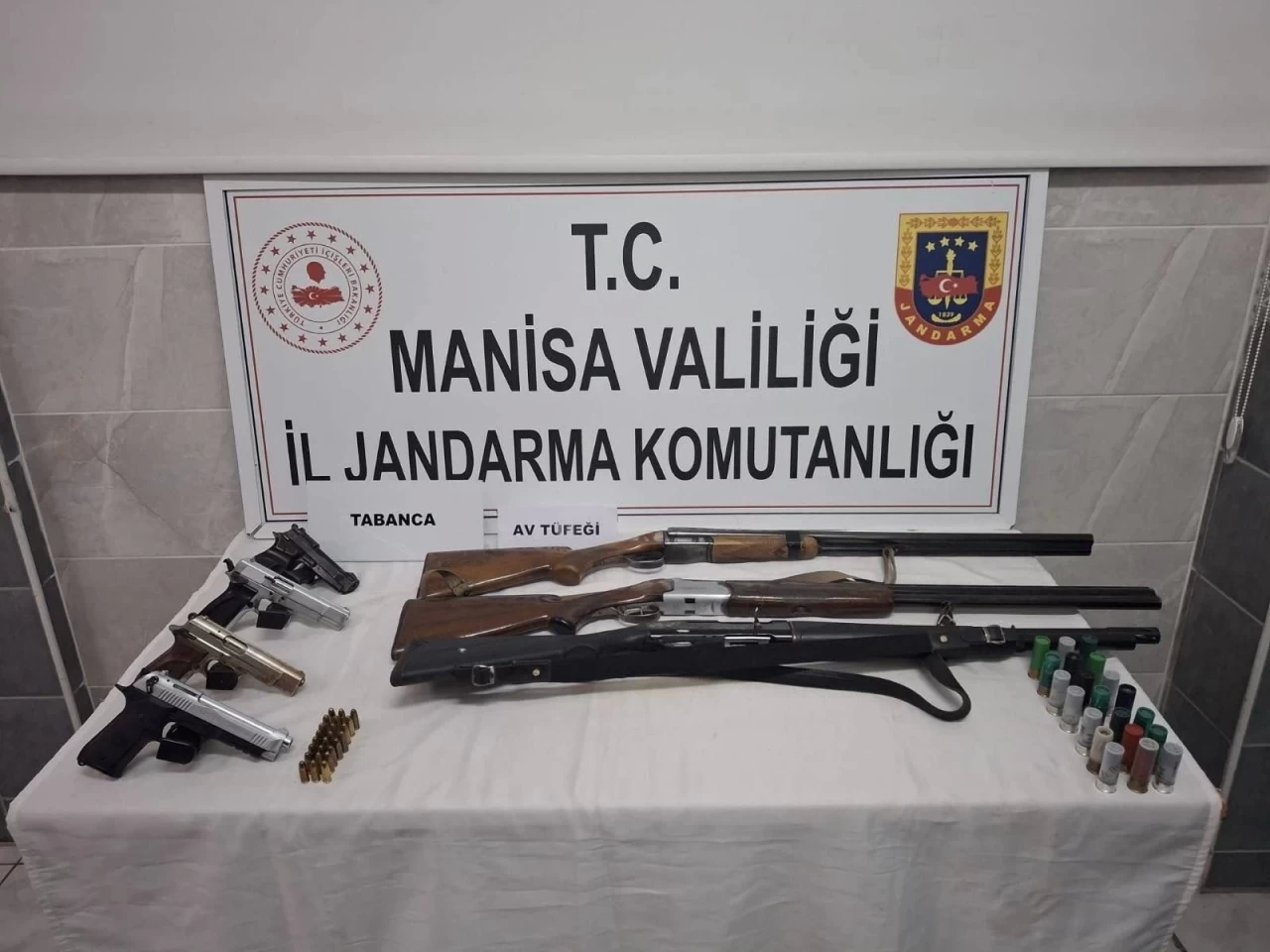 Manisa'da jandarma operasyonu: Ruhsatsız tabanca ve av tüfeği bulundu
