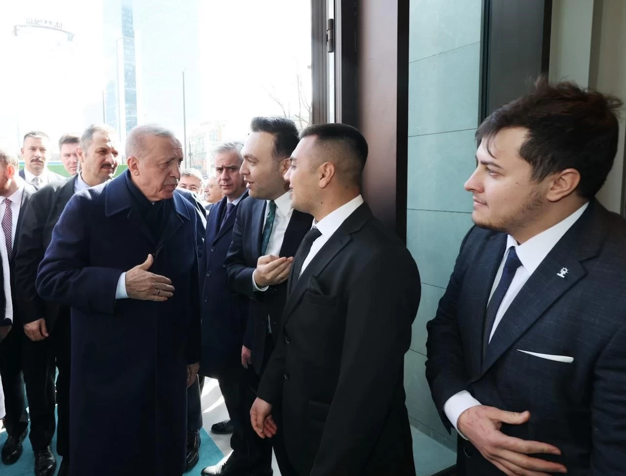 Burdurlu Recep Tayyip Erdoğan AK Parti’ye katıldı! Rozetini Cumhurbaşkanı Erdoğan taktı