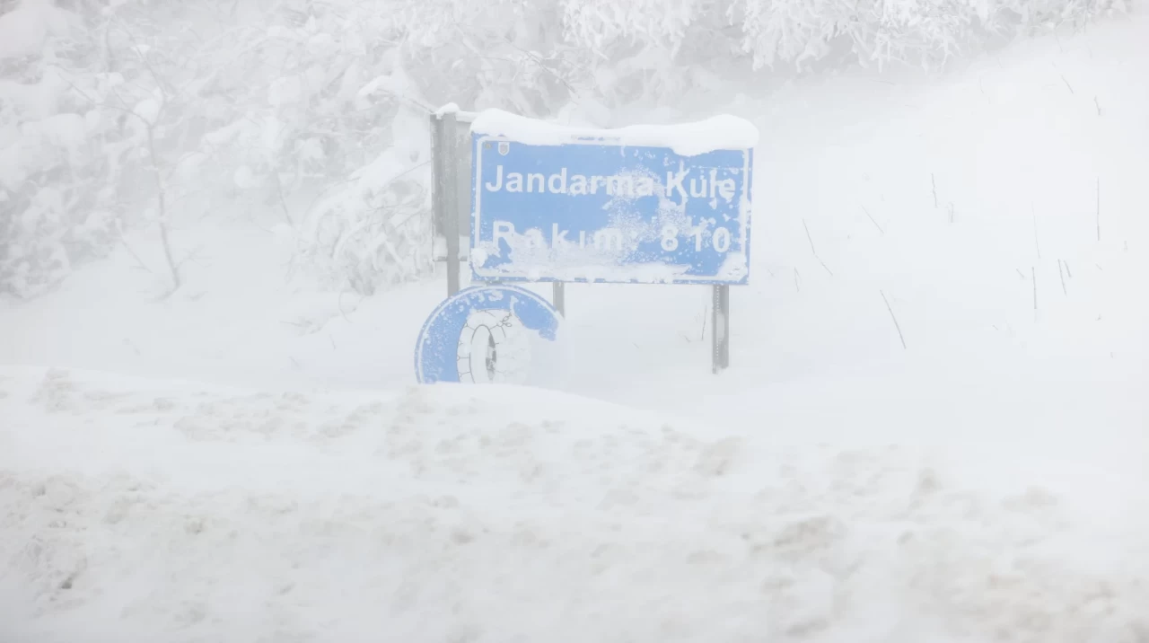 Kırklareli'nin yüksek kesimlerinde kar yağışı etkisini sürdürüyor