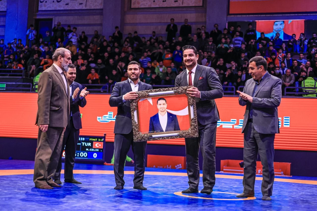 İran'da milli güreşçilere büyük sevgi