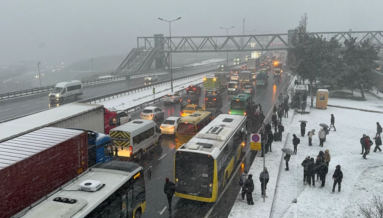 Kar yağışı İstanbul'un bazı bölgelerini beyaza bürüdü