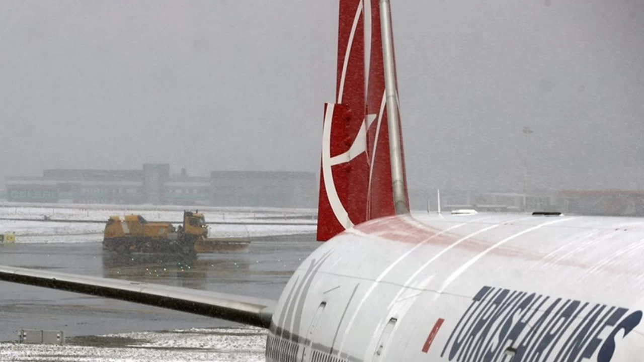 İstanbul'da uçuşlara kar engeli