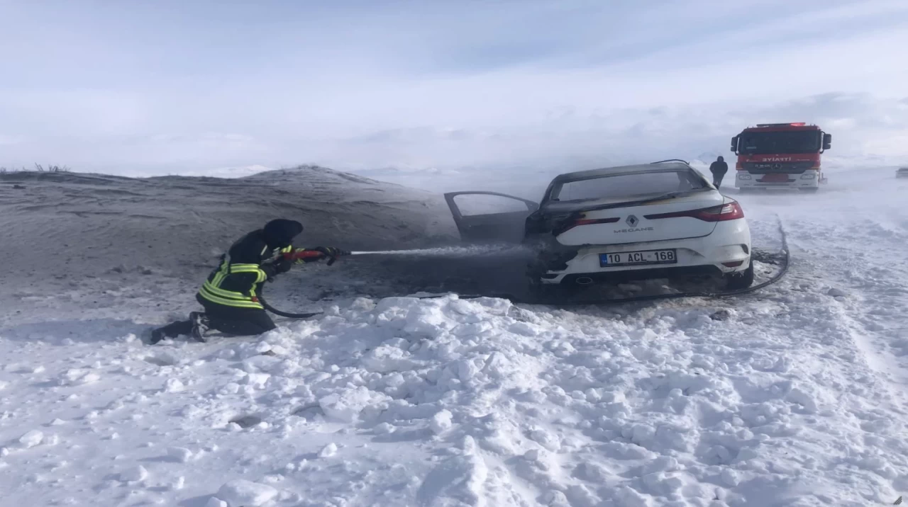 Erzurum'da seyir halindeki otomobil alevler içinde kaldı!