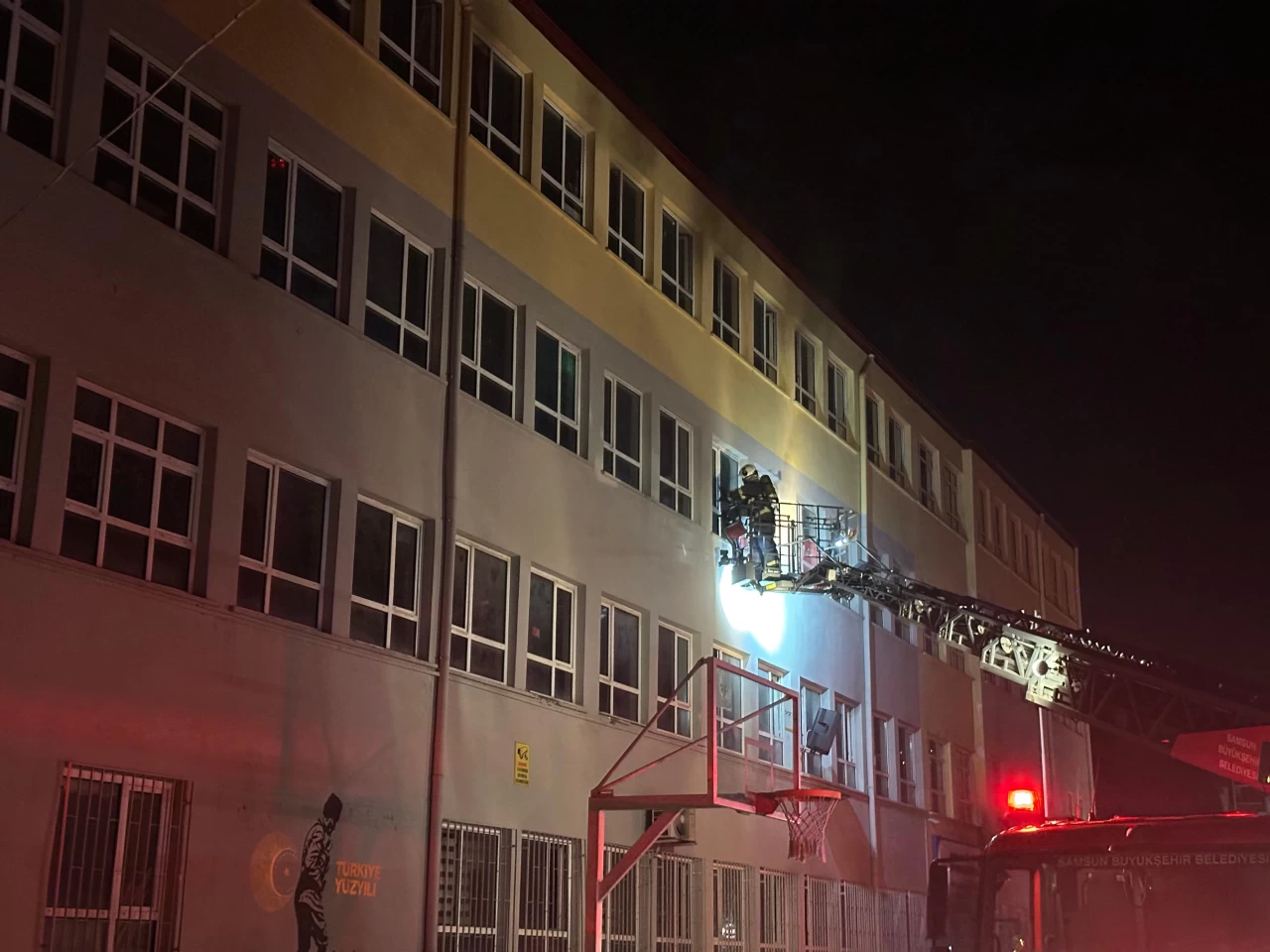 Samsun'daki bir ortaokulda çıkan yangın kontrol altına alındı