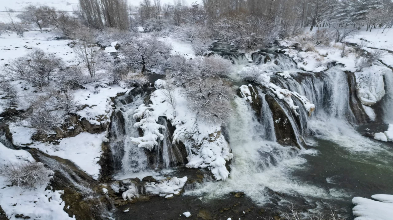 Van'ın yüksek dağlarıyla çevrili Muradiye Şelalesi beyaz bir örtüyle kaplandı