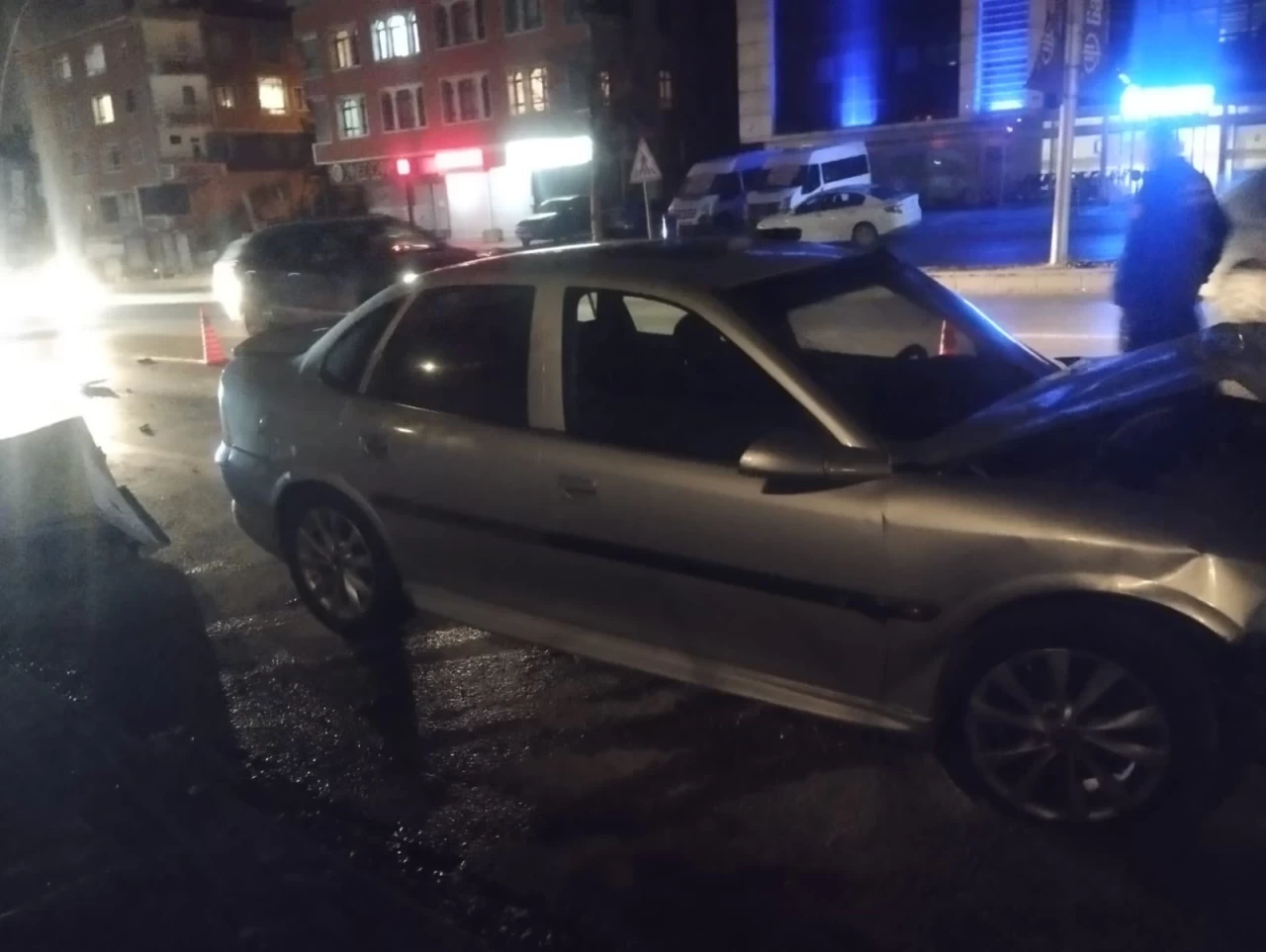 Ankara'da elektrik panosuna çarpan otomobildeki 2 kişi yaralandı