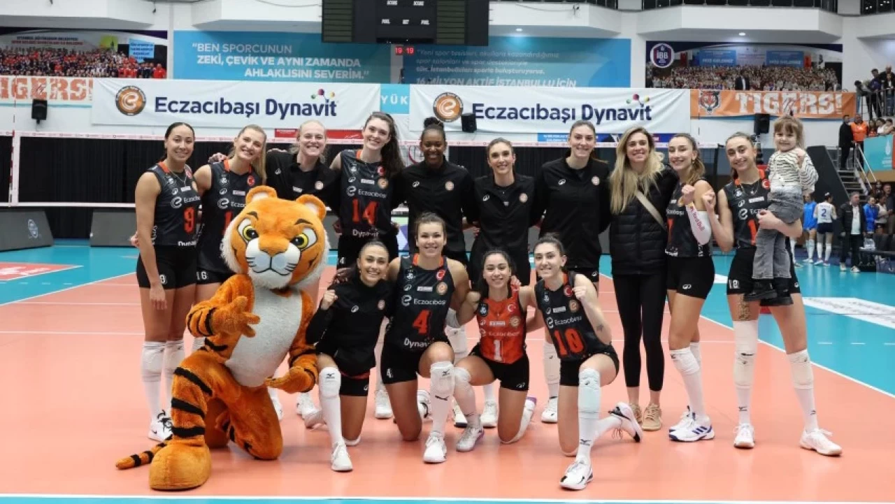 Voleybol Sultanlar Ligi’nde Eczacıbaşı Kadın Voleybol Takımı, Aynın Büyükşehir’i set vermeden geçti