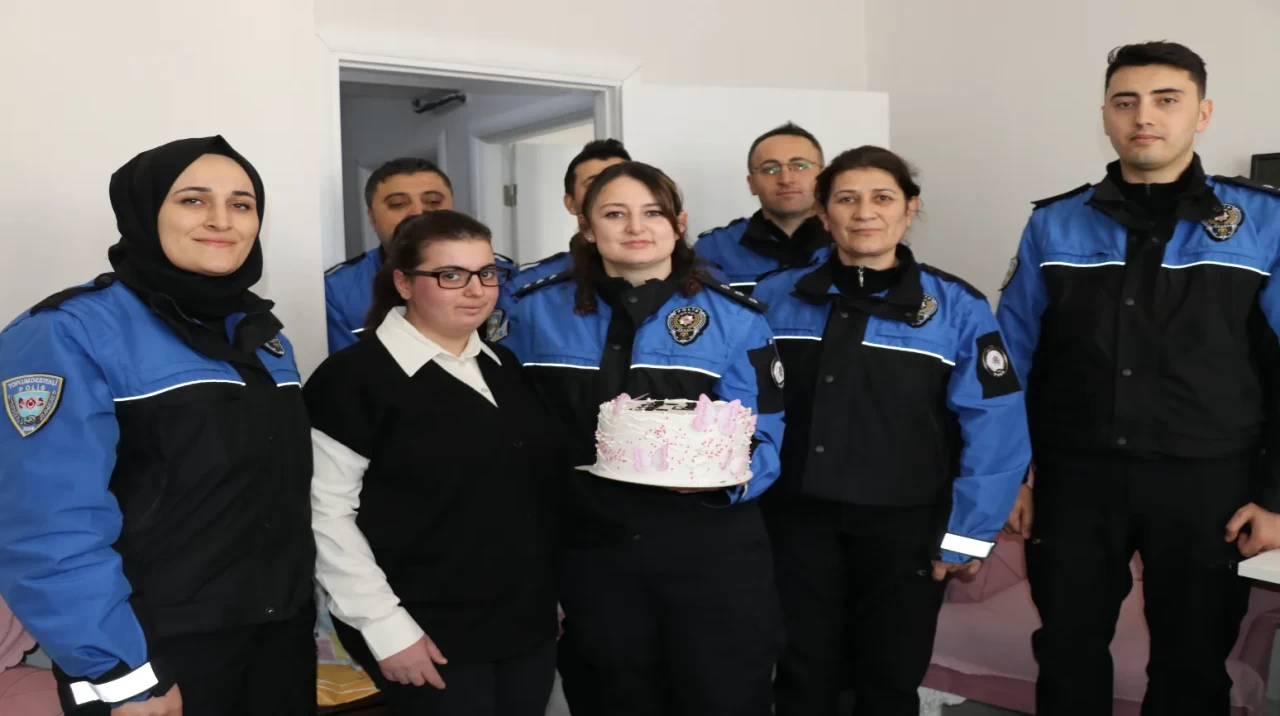 Amasya'da polislerden, özel birey Fatmanur'a unutulmaz bir doğum günü sürprizi