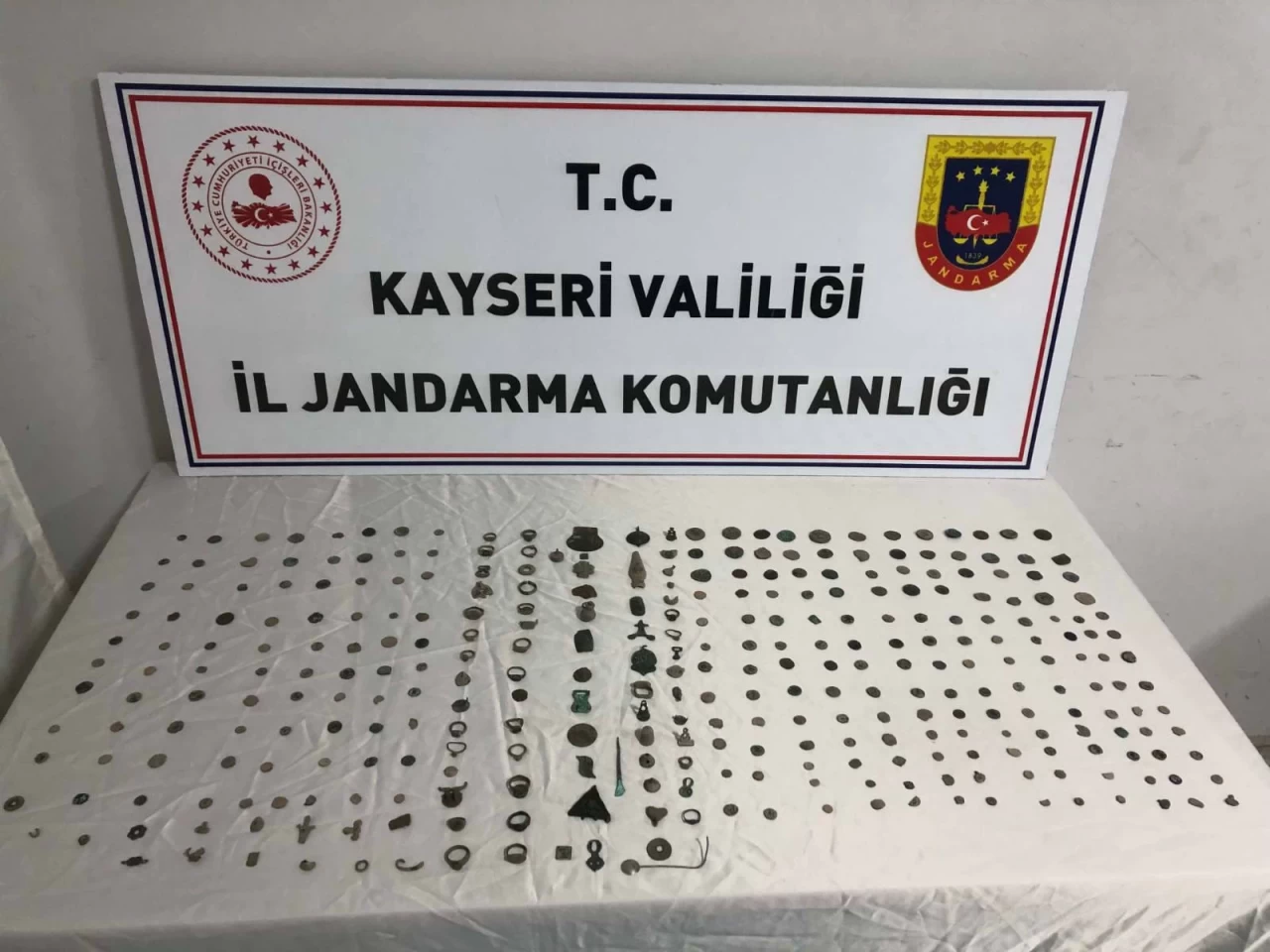 Kayseri'de tarihi eser niteliğinde 328 obje kaçakçılardan ele geçirildi