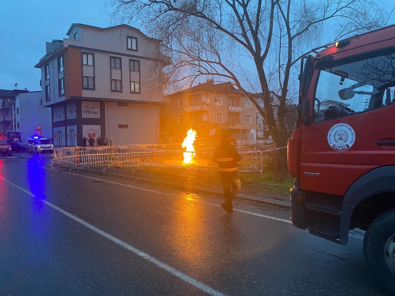 Yer altından çıkan metan gazı alev aldı: Saatlerdir sönmüyor