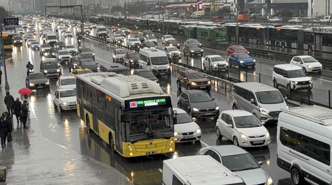 İstanbul'da sabah saatlerinde trafik yoğunluğu neredeyse ikiye katlandı!