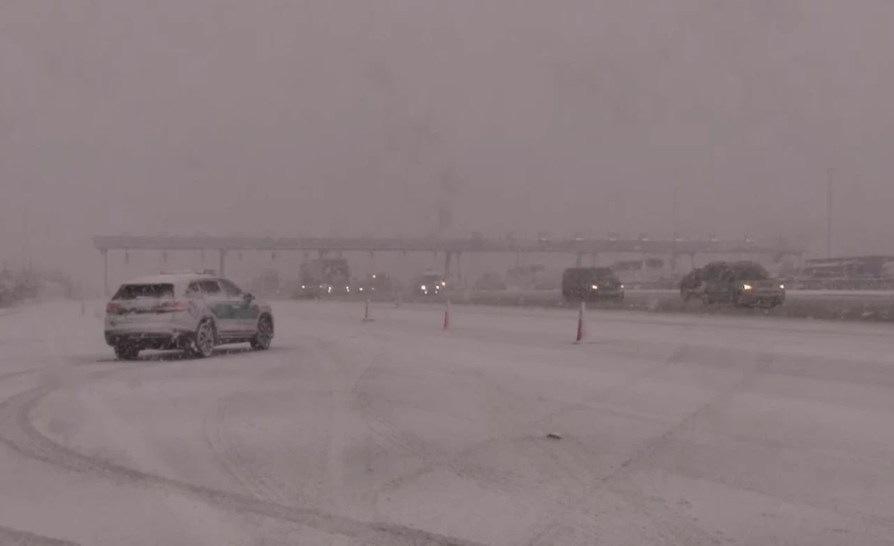 Kuzey Marmara Otoyolu'nda kar manzaraları: İstanbul beyaza büründü
