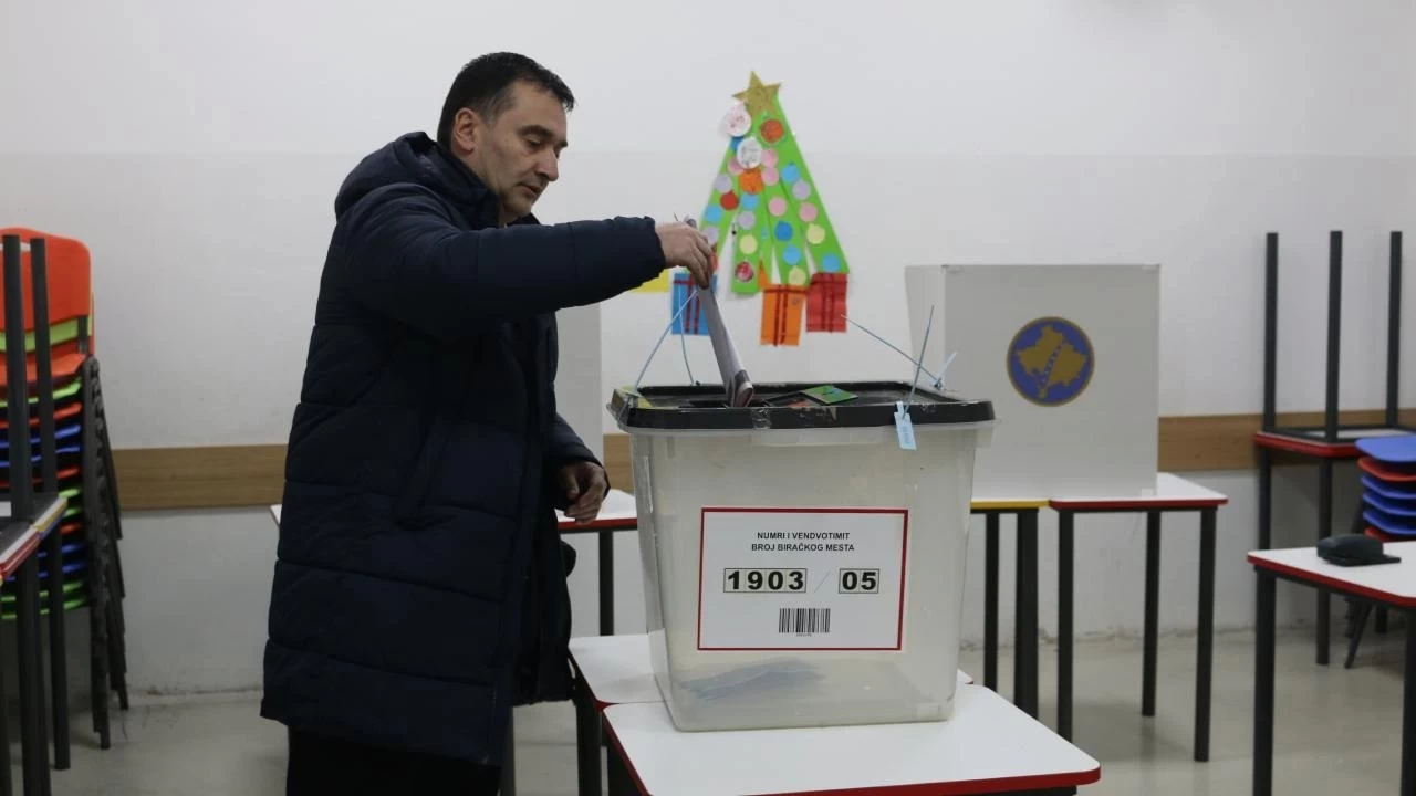 Kosova'da düzenlenen genel seçimde oy kullanma işlemi başladı