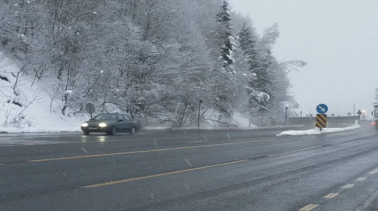 Bolu Dağı'nda kar yağışı ve yoğun sis etkisini arttırdı